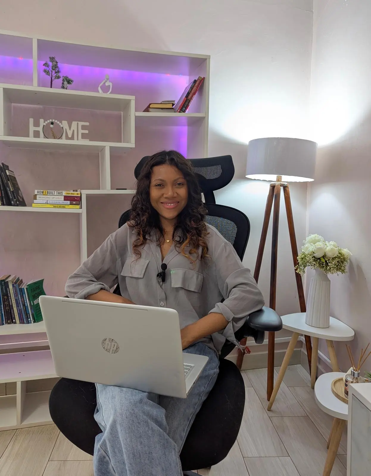 Fiderana, fondatrice de SMART-UP Agency, à son bureau
